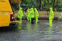 暴雨中的横琴：道路车通人通